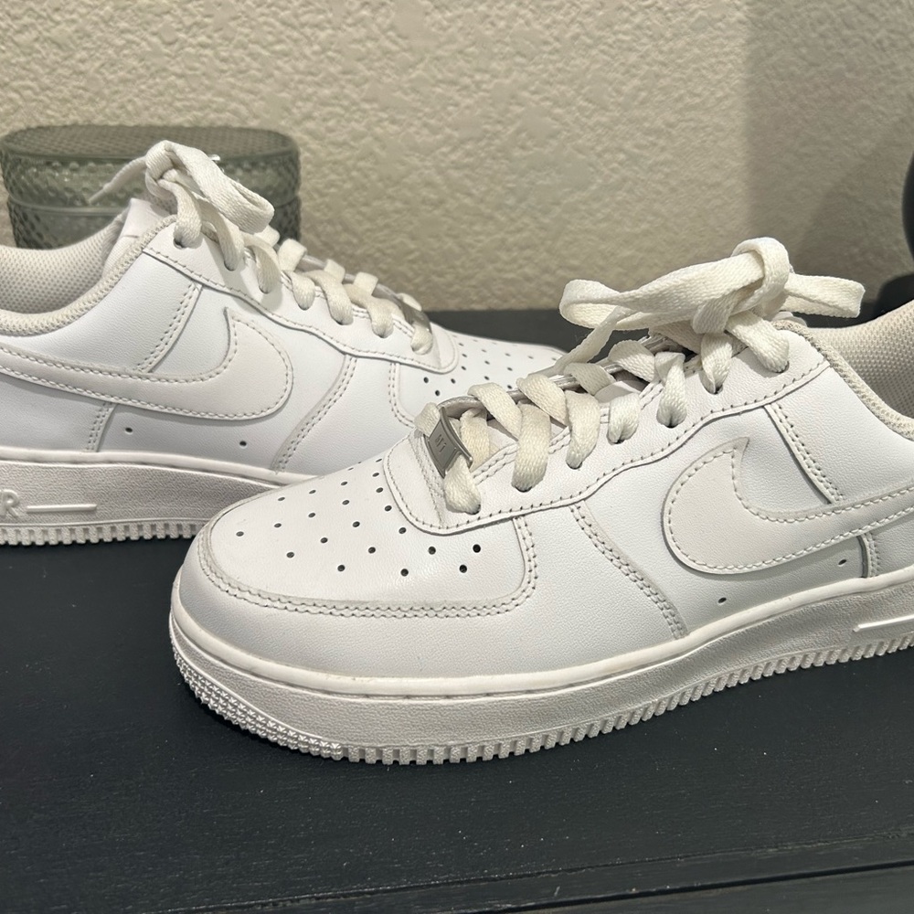 Nike Women’s AirForce 1 NWOB - Picture 3 of 3
